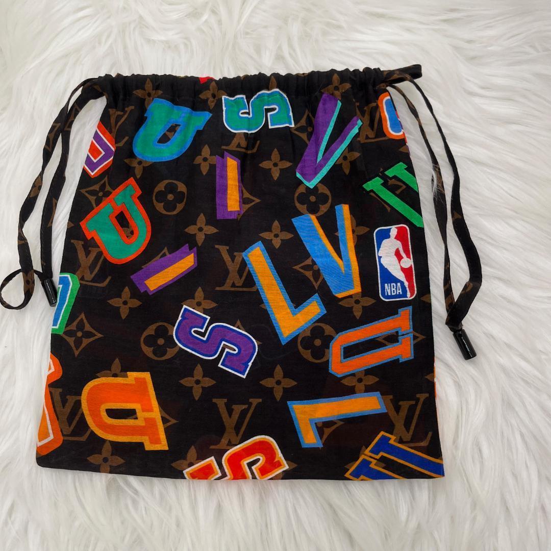 入手困難未使用級✨ルイヴィトン　モノグラム 　ロゴ　スカーフ　巾着　NBAコラボ