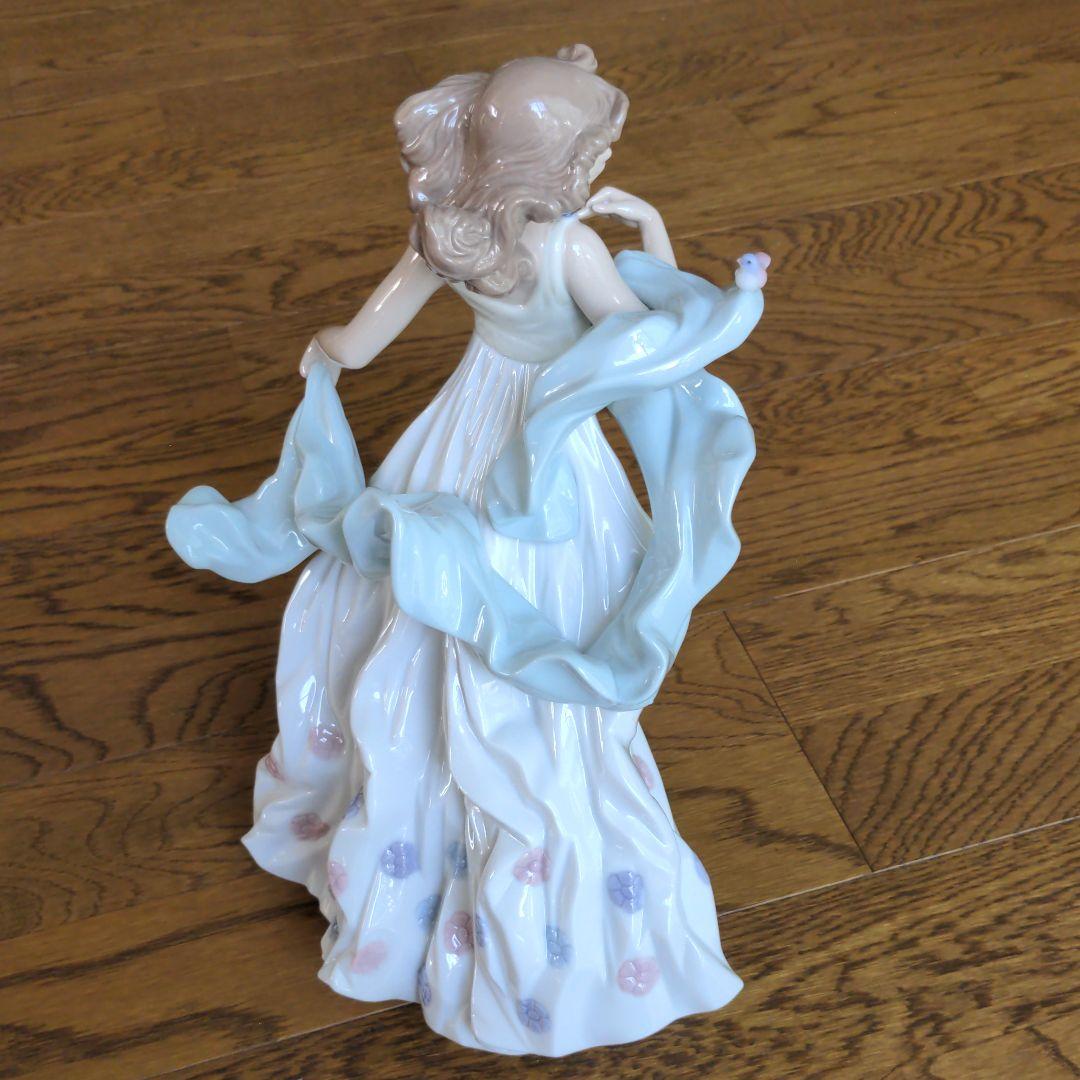 リヤドロ 置物 女性 小鳥 ワンピース