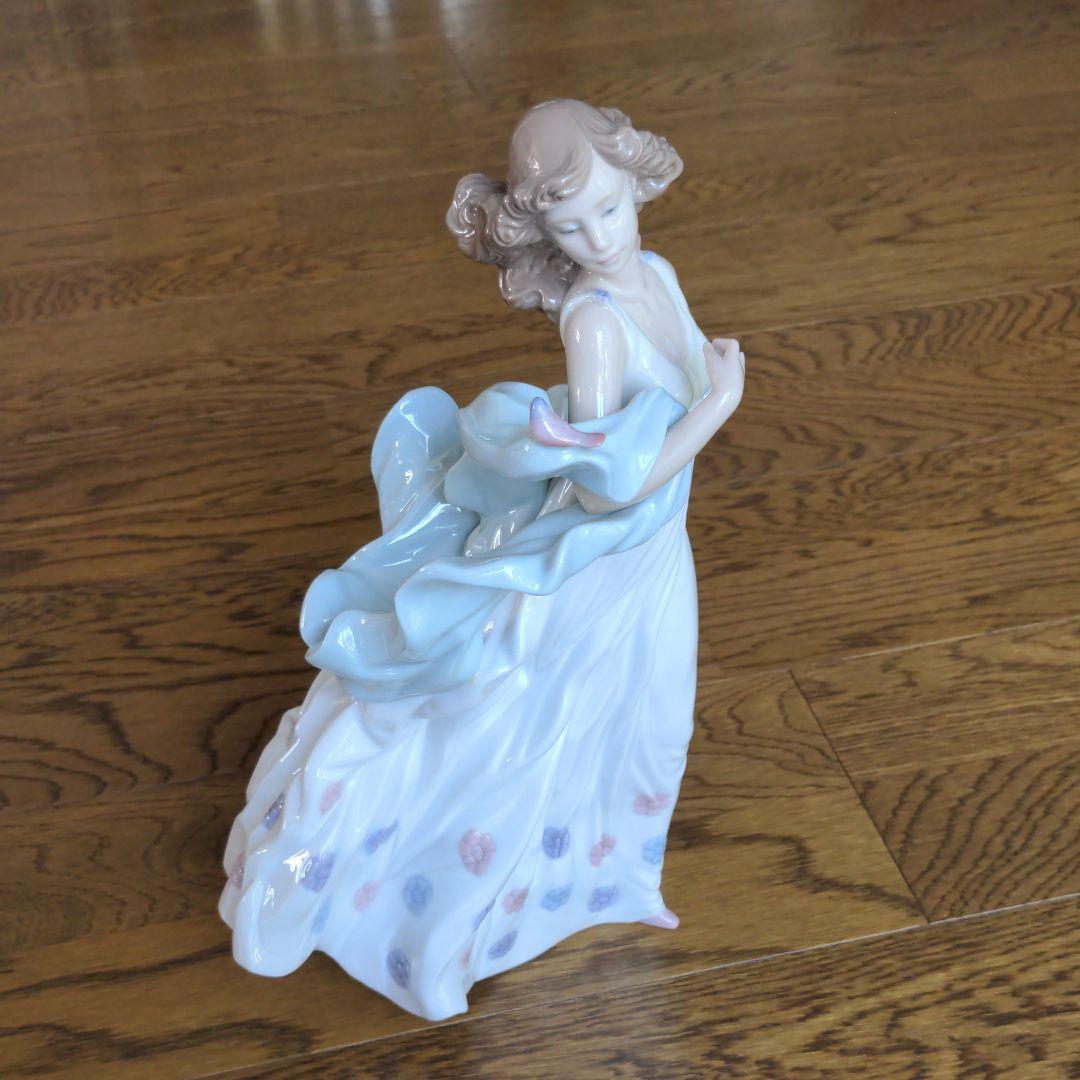 リヤドロ 置物 女性 小鳥 ワンピース