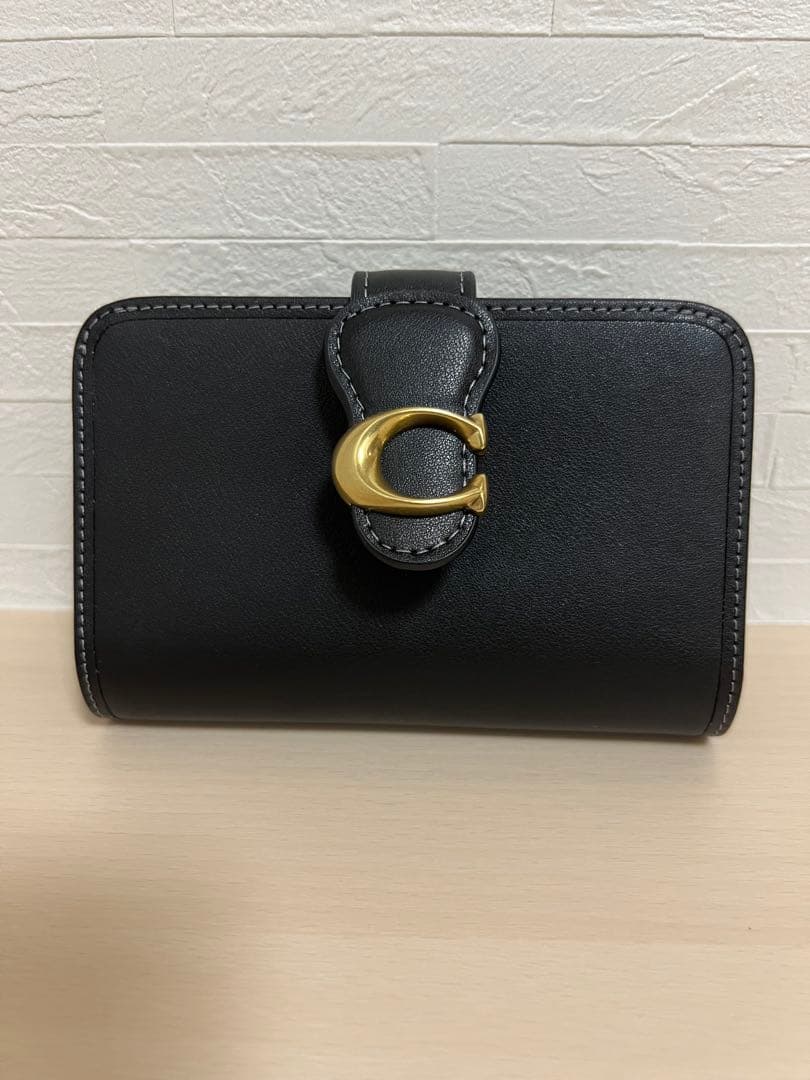 《新品》コーチ　タビー　ミディアムウォレット 二つ折り財布 金色バックル