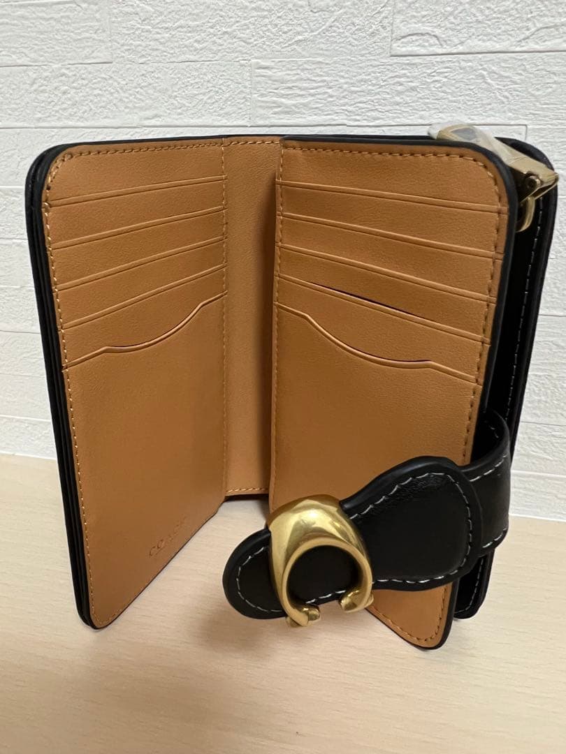 《新品》コーチ　タビー　ミディアムウォレット 二つ折り財布 金色バックル