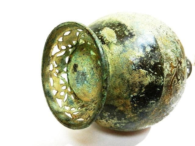 アラベスク模様や動物が細密装飾された青銅製アンティーク花瓶