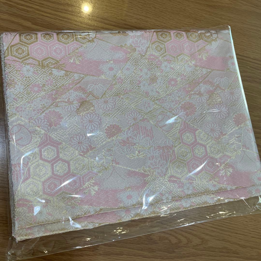 西陣織　菊と亀甲花菱紋　シャンパンゴールド×ピンクテーブルランナー　辻元舞さん