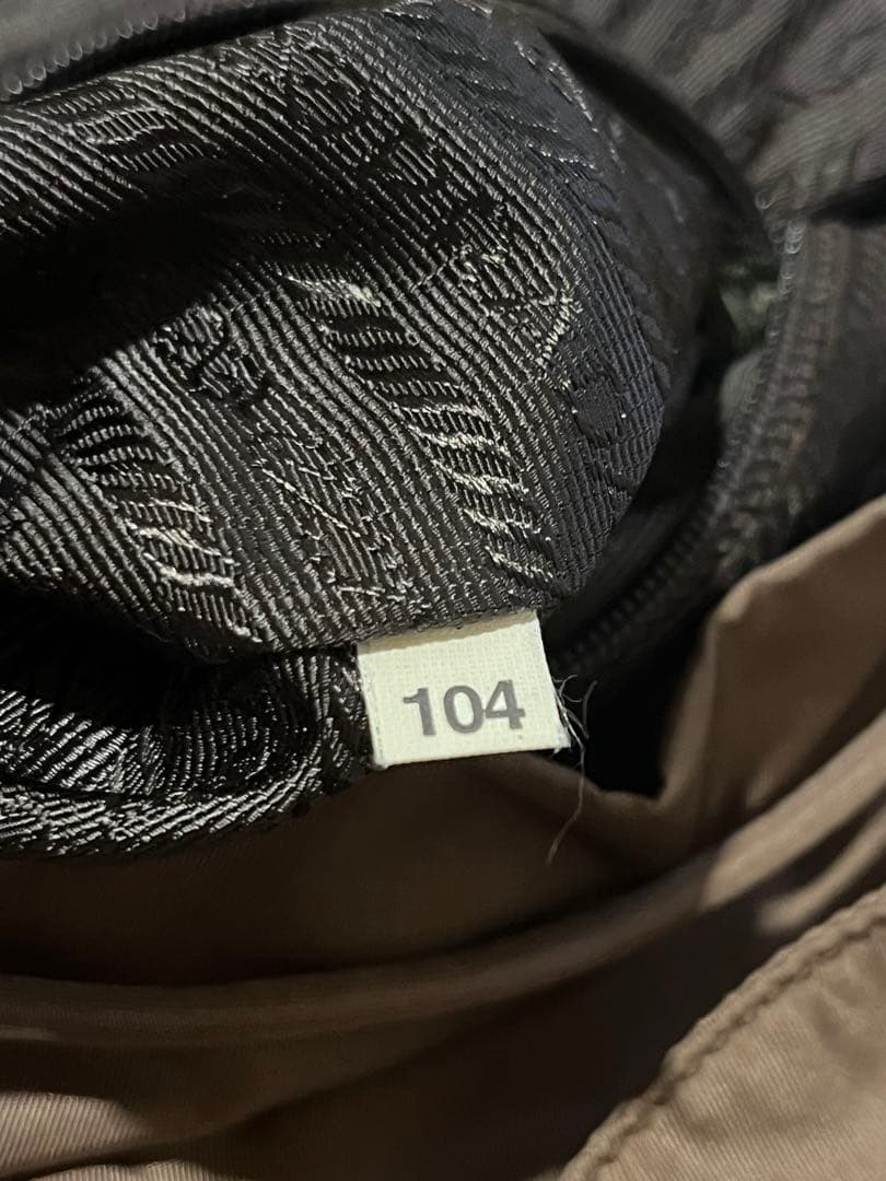 プラダ　バックパック　合わせやすい落ち着いた濃いめのベージュ