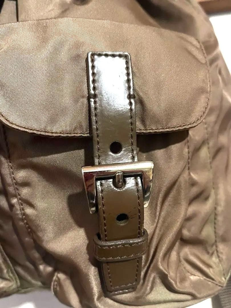 プラダ　バックパック　合わせやすい落ち着いた濃いめのベージュ