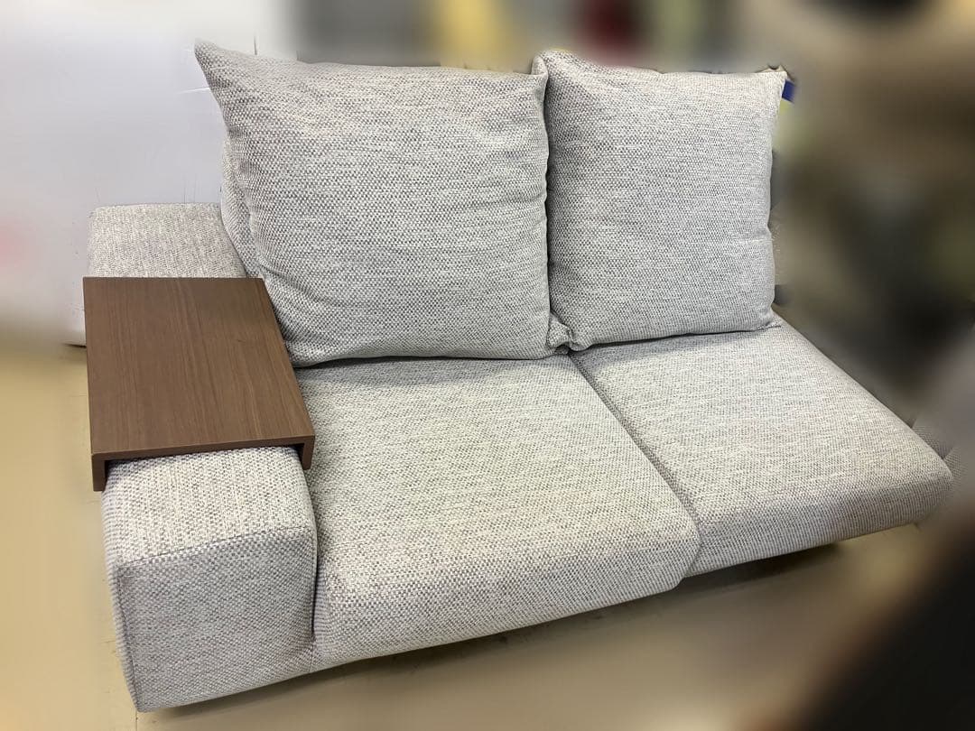 NOYESノイエスDecibel アームテーブル付2人掛けカウチソファ