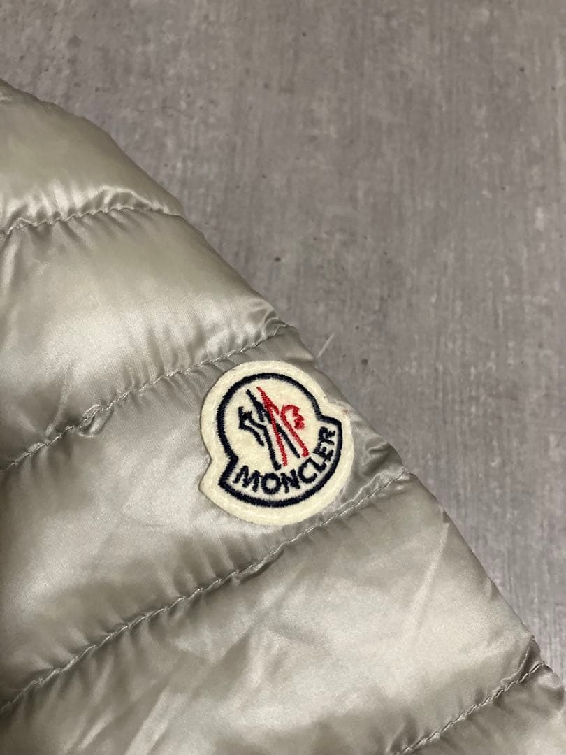 Moncler モンクレール　リボンフリルノーカラーライトダウンジャケット