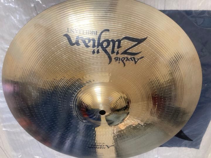 A Zildjian Medium Crash 16”