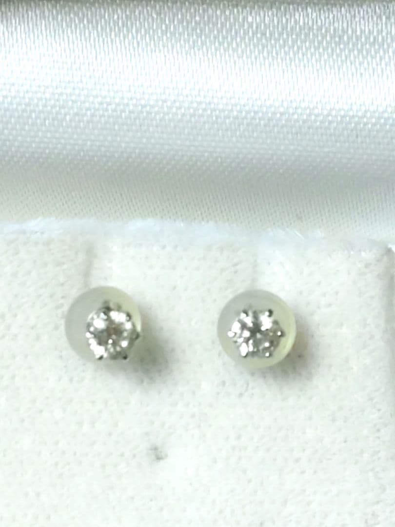 天然一粒ダイアモンドピアス0,3カラット（0,15カラットが2個）プラチナ900
