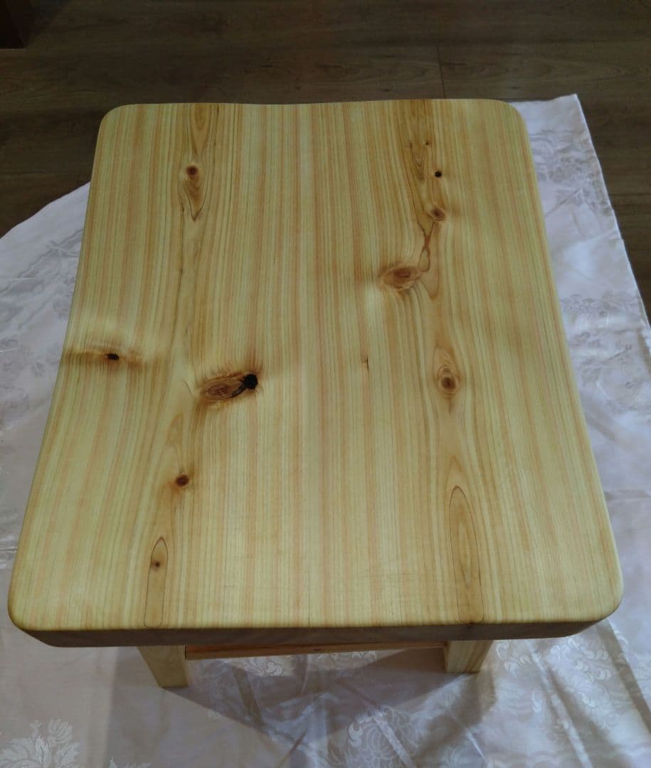 檜の椅子(89)　緑❕　座面を座りやすく削り上げ、つるつるに仕上げ❕