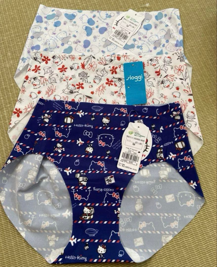 スロギー新品タグ付き。ブラ＆ショーツ スロギー ハローキティ上下3セットＭサイズ