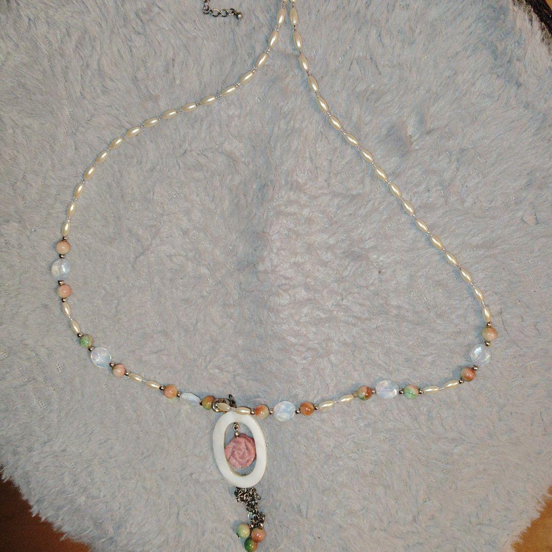 ハンドメイド 天然石　ビーズネックレス 花モチーフ