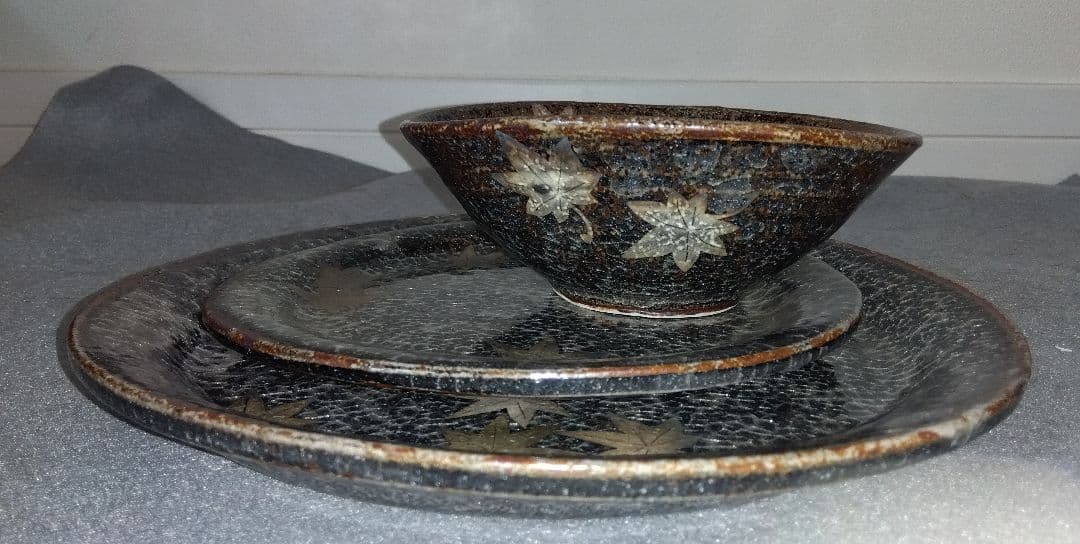 美濃焼の名工 三浦繁久作品　鼠志野紅葉紋様の向付け中鉢と中皿と大皿 の三種類