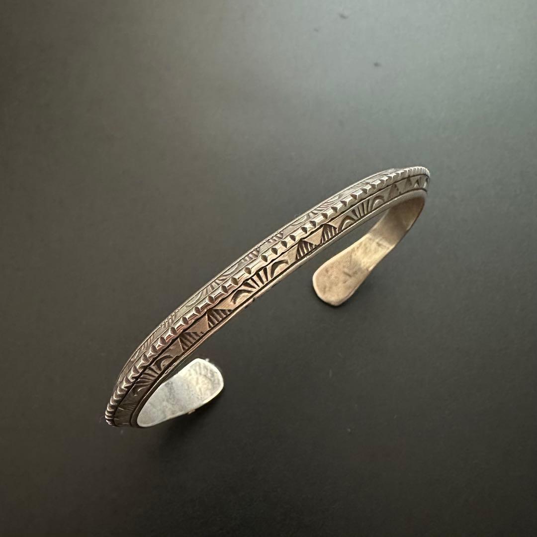 Navajo Wylie Secatero スタンプワーク トライアングバングル