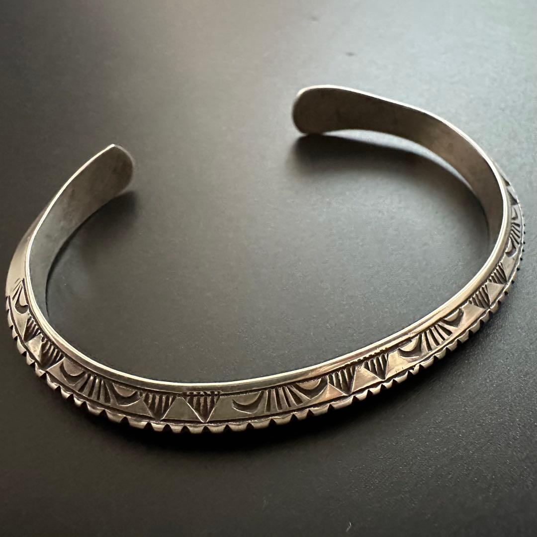 Navajo Wylie Secatero スタンプワーク トライアングバングル