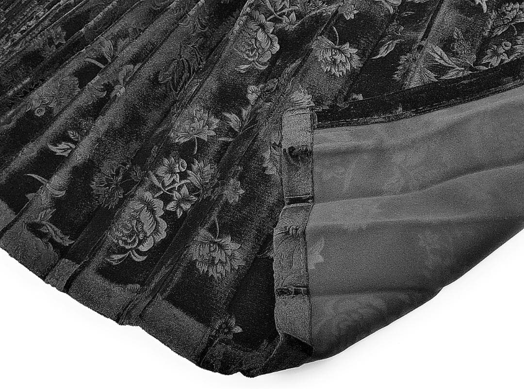 【金華山仮眠カーテン　トラック用】ローレル風バラ柄モケット生地（ブラック）