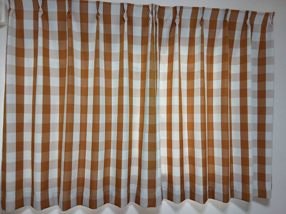 茶系オレンジ色と白のギンガムチェックカーテン