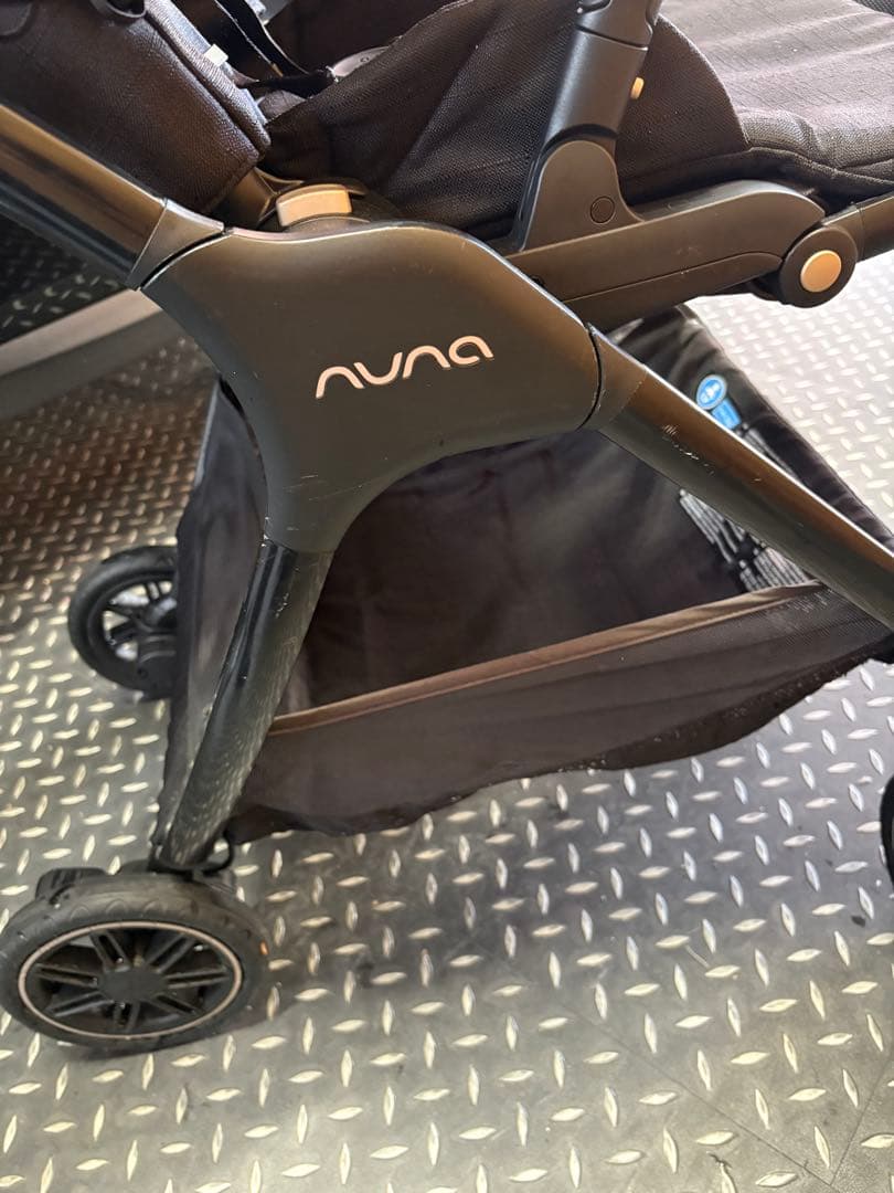 柴犬 nuna TRIV riveted（トリヴ リベテッド） ベビーカー