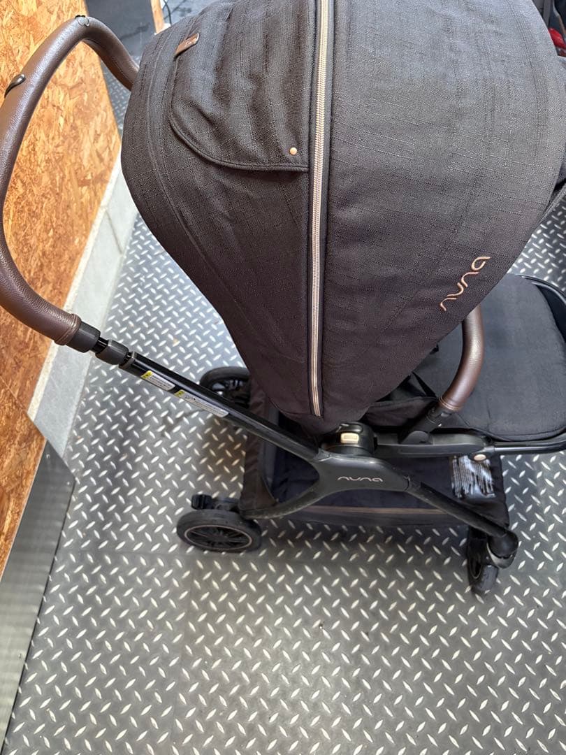 柴犬 nuna TRIV riveted（トリヴ リベテッド） ベビーカー