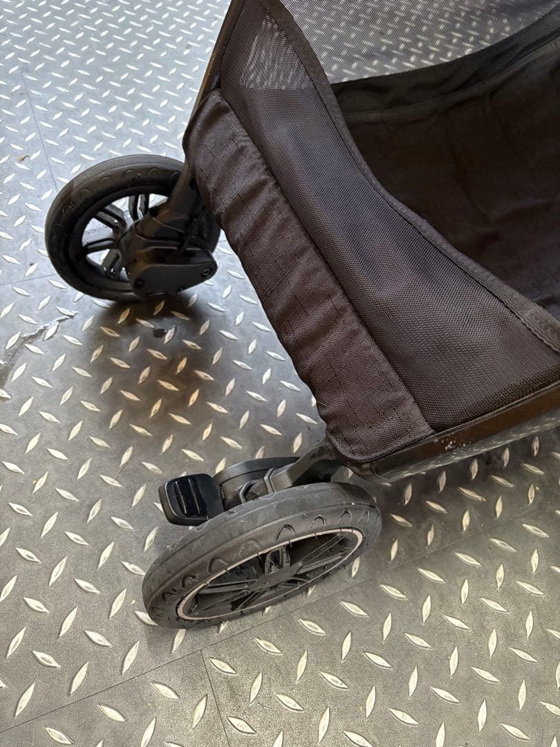 柴犬 nuna TRIV riveted（トリヴ リベテッド） ベビーカー