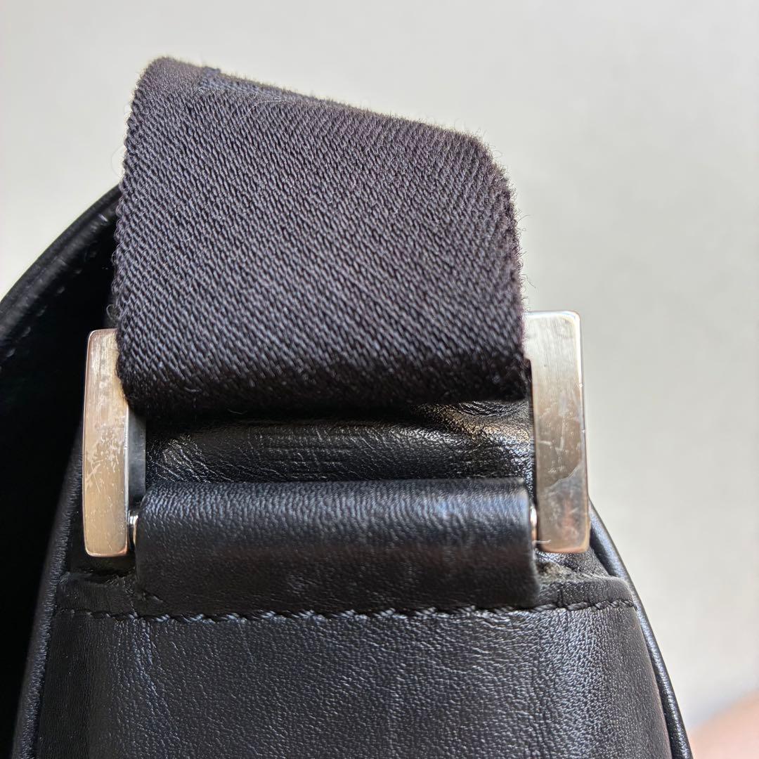 【美品】ジョルジオアルマーニ　ブラック　レザー　メッセンジャーバッグ　ショルダー