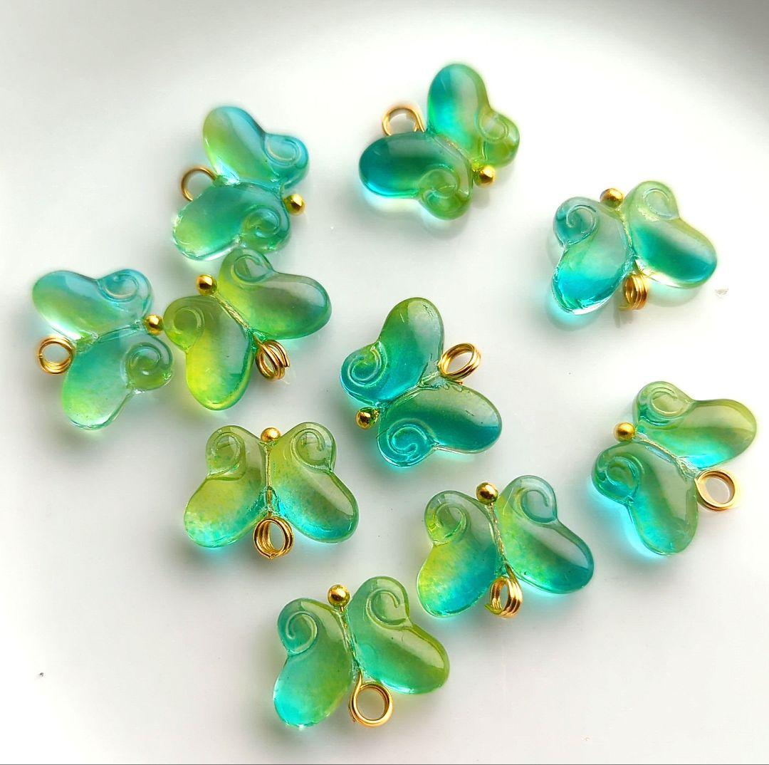 ハンドメイドガラスチャーム　蝶々　グリーン　10個