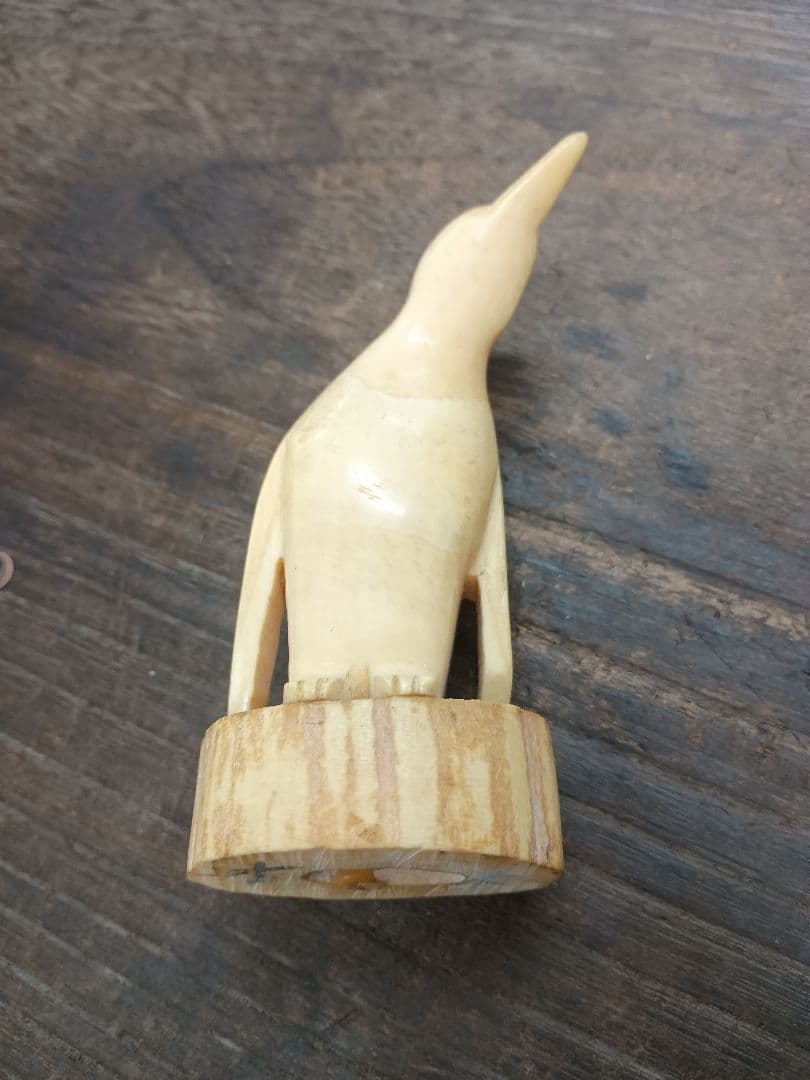 マッコウクジラ 歯 鯨歯 143.1g 置物　ペンギン