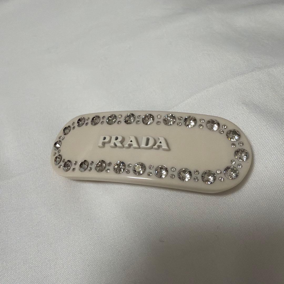 PRADA ヘアクリップ アイボリー