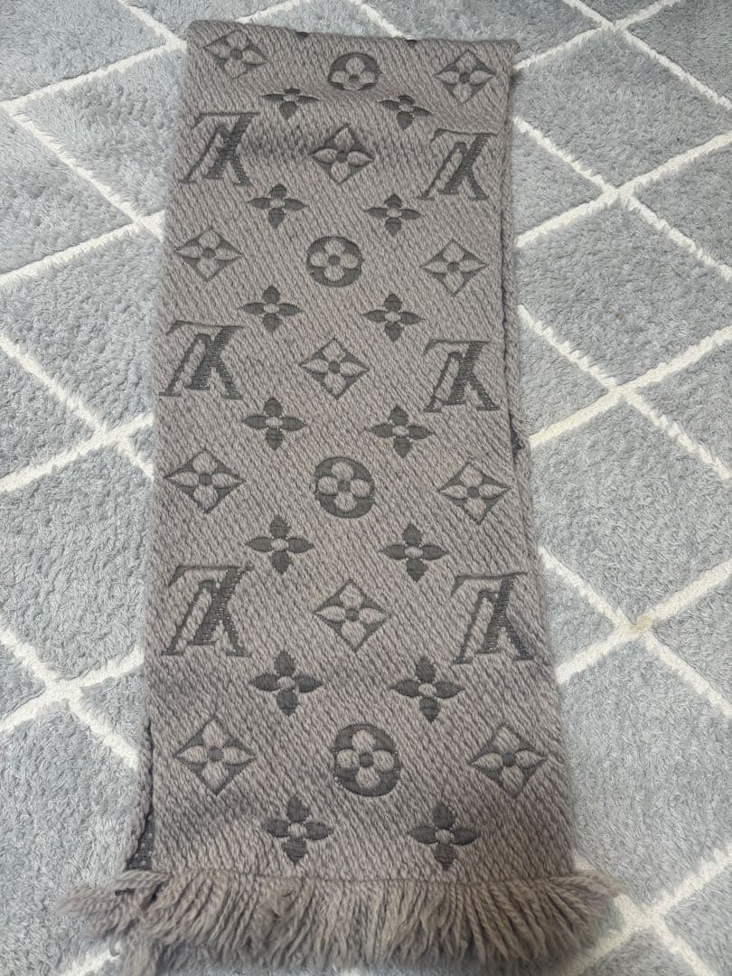 Louis Vuitton グレー ロゴマフラー フリンジ付き