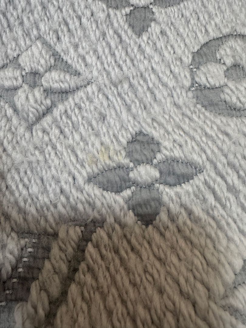 Louis Vuitton グレー ロゴマフラー フリンジ付き