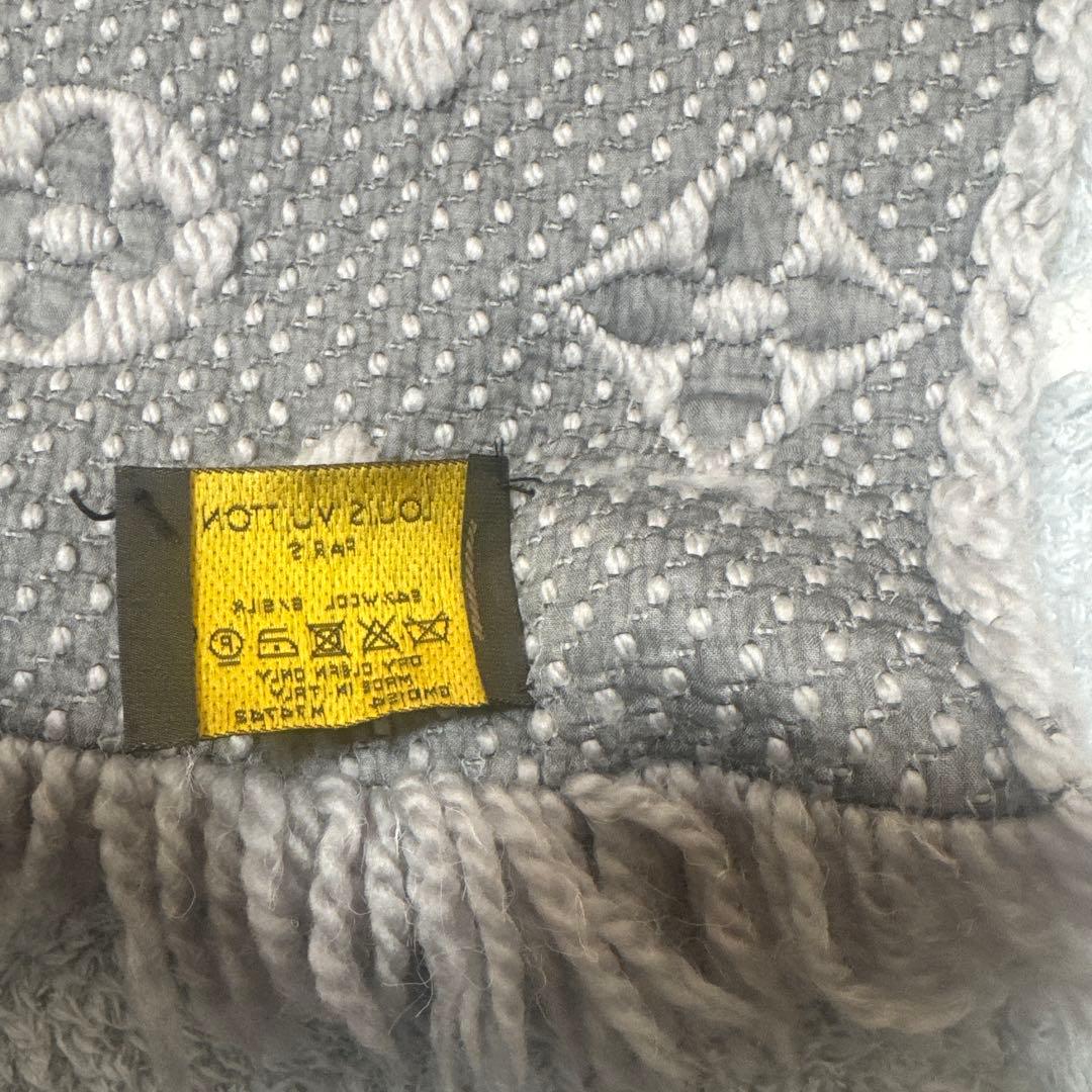 Louis Vuitton グレー ロゴマフラー フリンジ付き