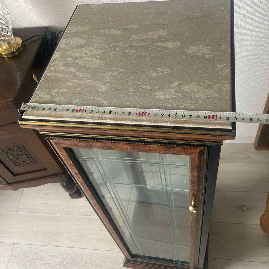 木製ガラスキャビネット 大理石調天板