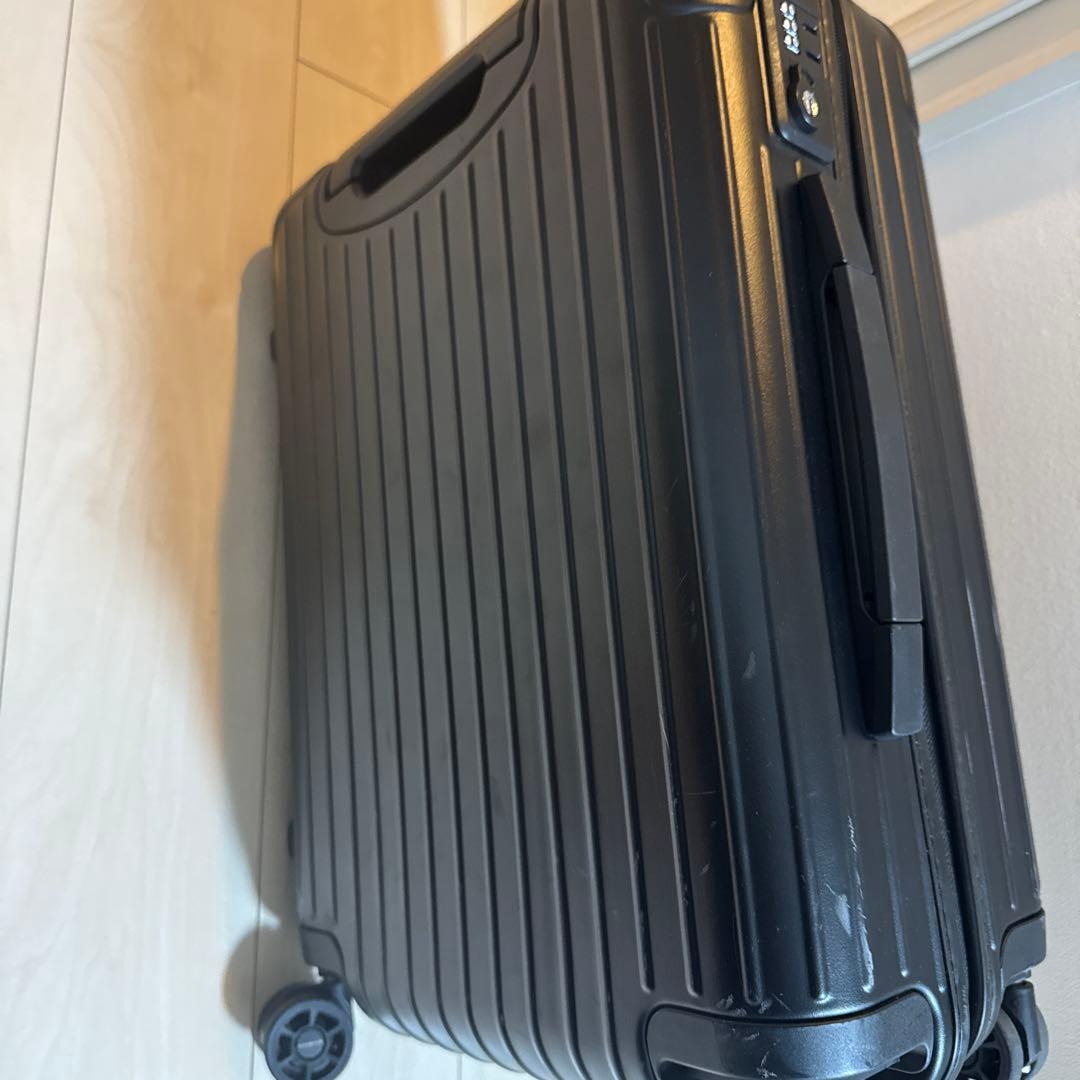 1泊庫内持ち込み可能サイズ　RIMOWA ブラック キャリーケース