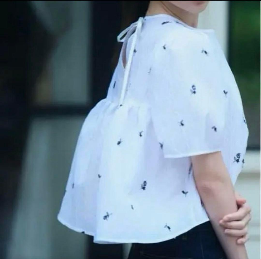 ブルレア　エンブロイダリージャガードブラウス新品タグ付きホワイト