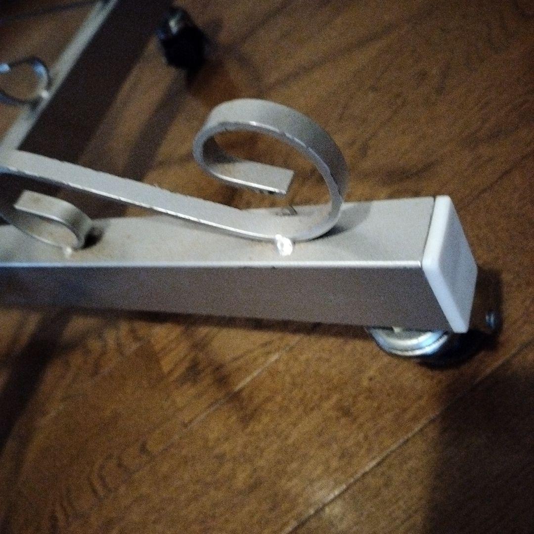 ★スチール製回転式小物掛けスタンド　キャスター付き送料無料