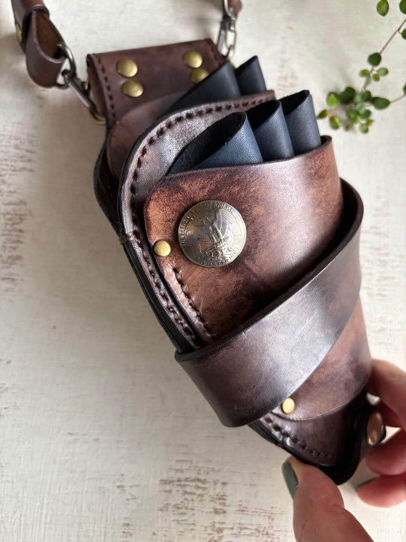 手染めアンティーク調ダークブラウンの軽量スリムシザーケース