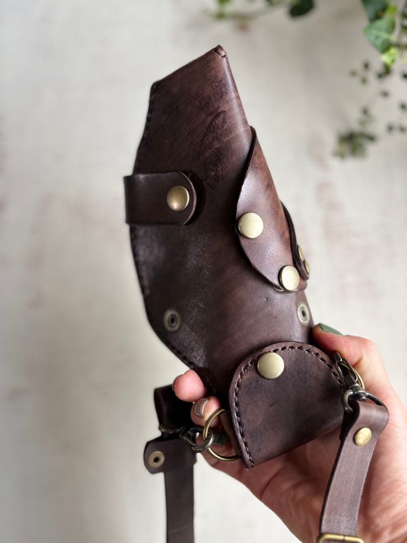 手染めアンティーク調ダークブラウンの軽量スリムシザーケース