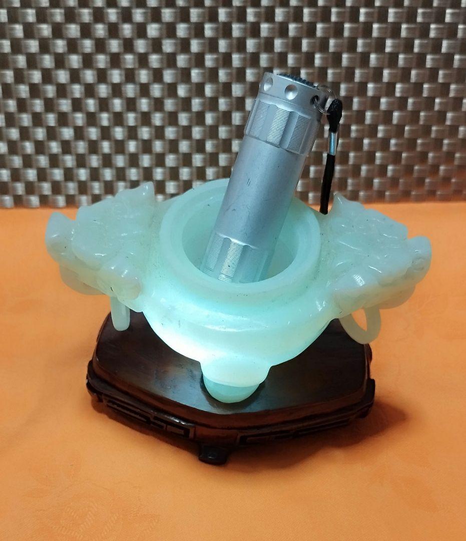 中国の伝統的な香炉、全体が淡い緑色の石、翡翠でできており、蓋と本体に龍の装飾有り