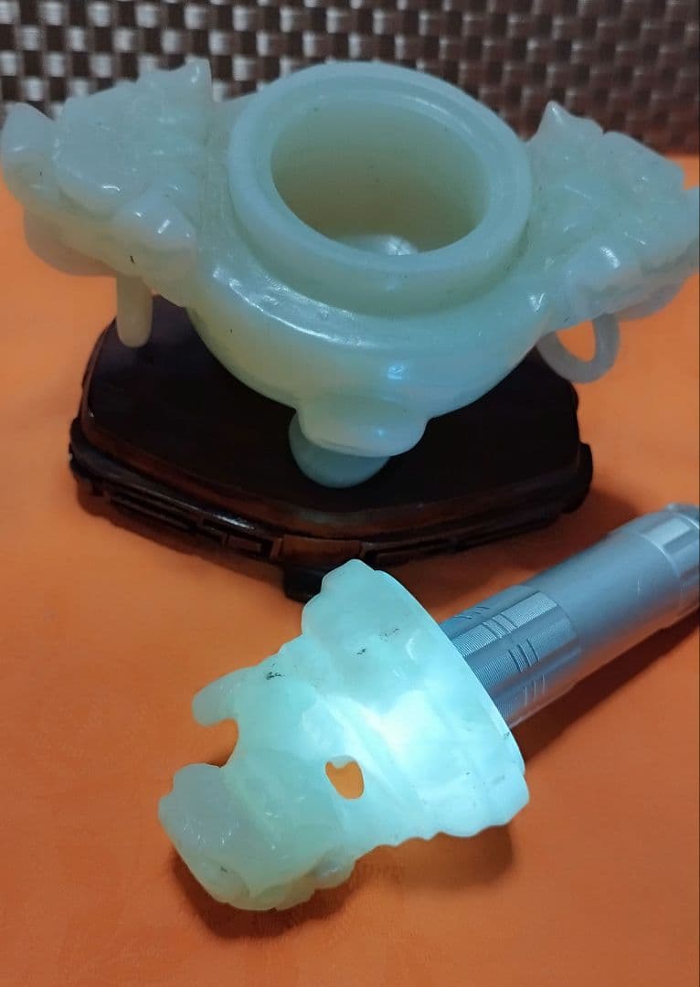 中国の伝統的な香炉、全体が淡い緑色の石、翡翠でできており、蓋と本体に龍の装飾有り