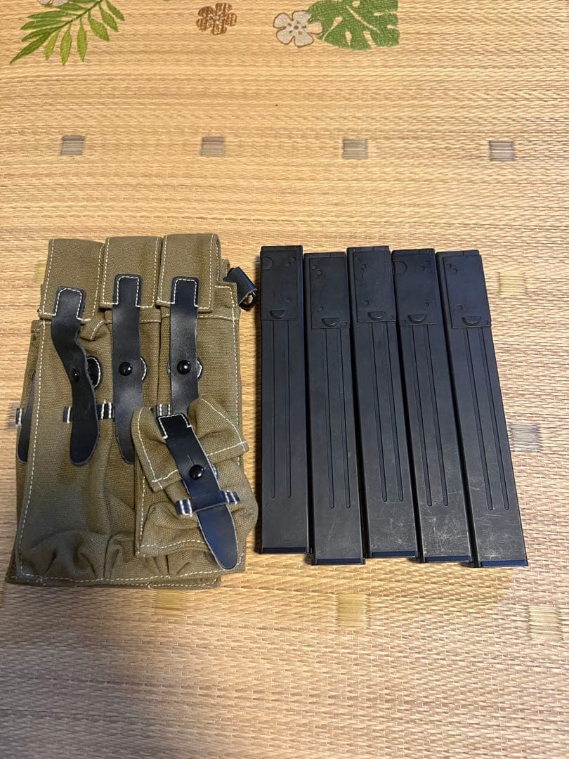 MP40マガジンポーチ、スペアマガジン付き