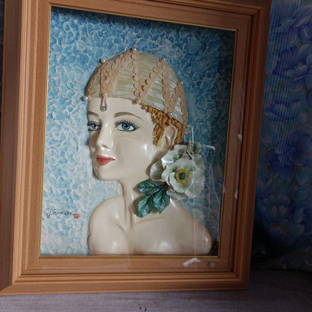 壁掛け。紙粘土と石粉粘土の練 　　　　り合わせ。