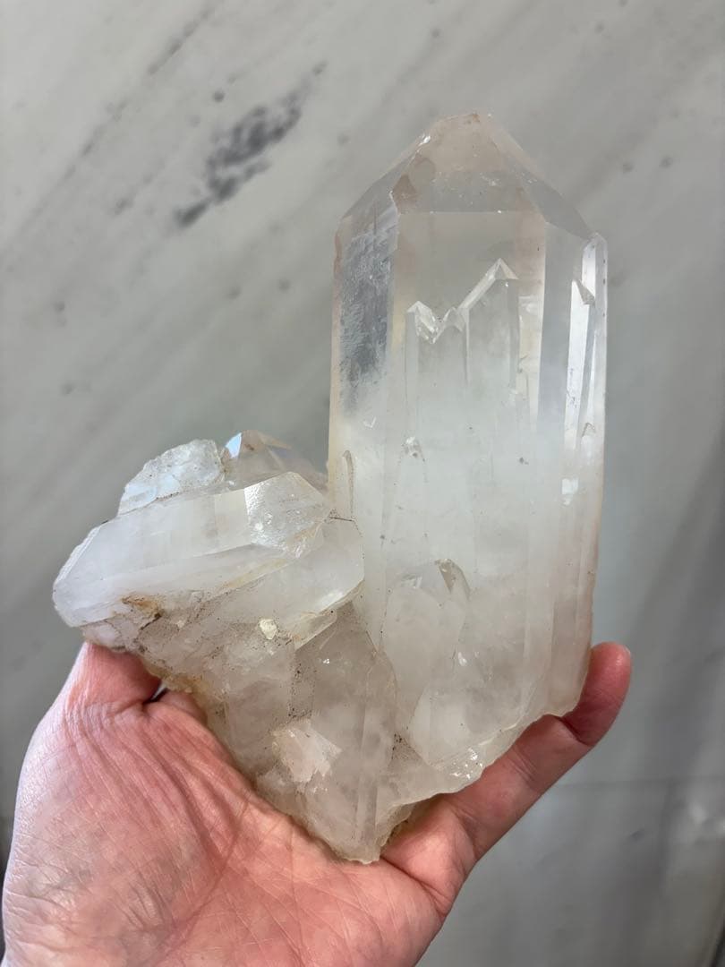 インド産　うっすらピンククォーツ　クラスター　太いポイント　1195g