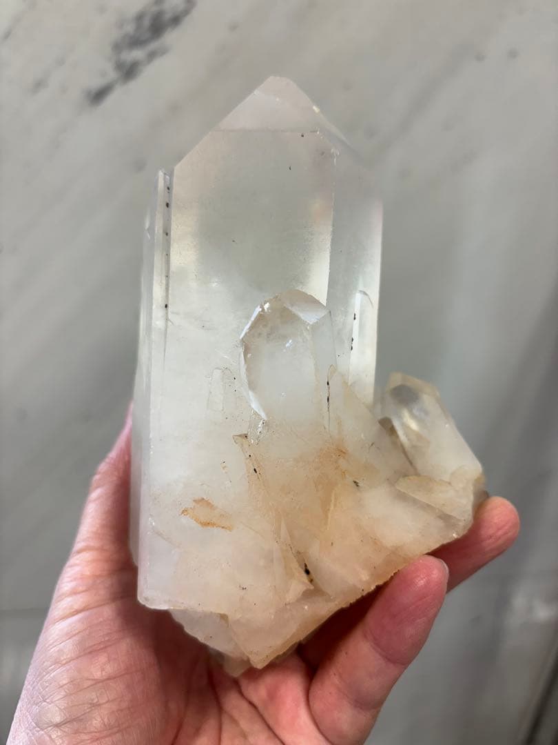 インド産　うっすらピンククォーツ　クラスター　太いポイント　1195g