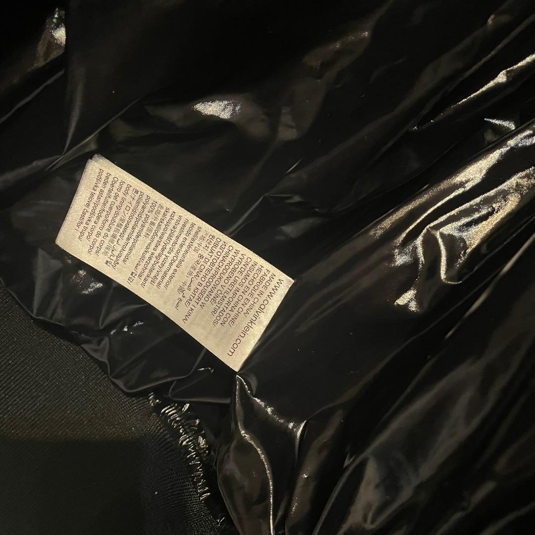 黒いダウンジャケット GKロゴ