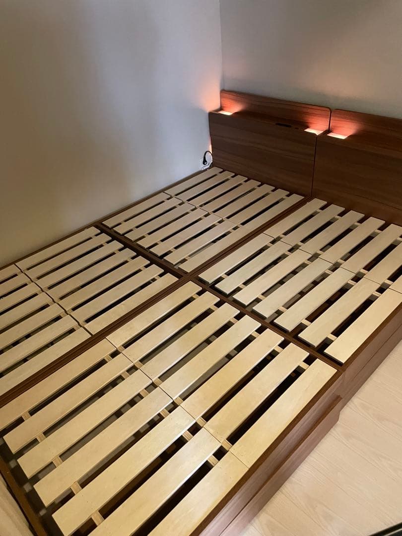 木製クイーンベッドフレーム LEDライト付き