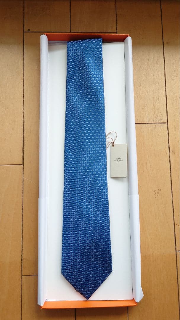 【新品】HERMES 幾何学模様 ネクタイ 青タグ・箱・手提げ袋付き
