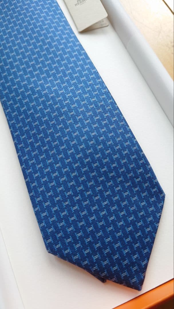 【新品】HERMES 幾何学模様 ネクタイ 青タグ・箱・手提げ袋付き