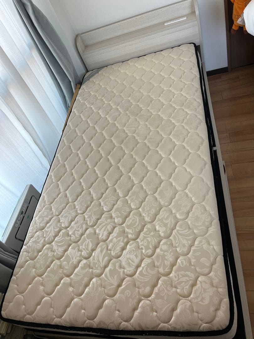 シングルベッドフレーム マットレス付き ホワイト　コンセント、収納付き