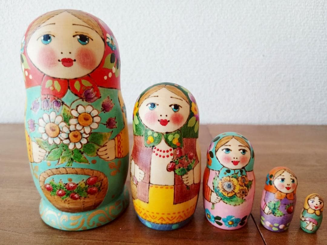 【LYH148】北欧ロシア雑貨 リューバ作のマトリョーシカ　お花