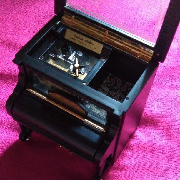 ✨超美品☆ジュエリーボックス、指輪、ピアス、ネックレス入れ、置物、オルゴール付き